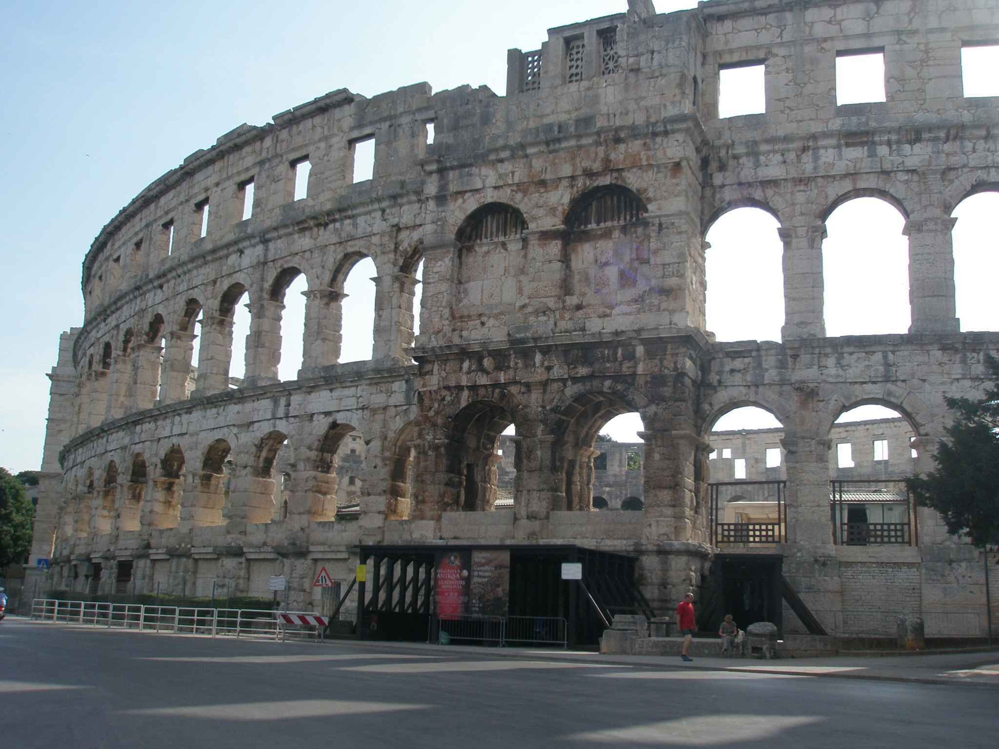 Ein großer, historischer Stein-Amphitheater mit zahlreichen Bögen und einem zentralen Eingang.