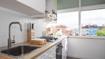 Fridge, oven, dishwasher, coffee/tea maker