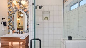 Dusche, Haartrockner, Handtücher, Shampoo