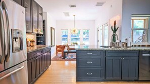 Fridge, microwave, oven, stovetop - Hacienda SoCo - Fire Pit & 3 Min Walk to SoCo (Austin)