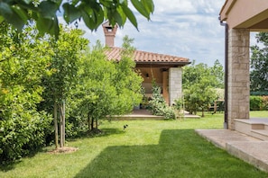 Property grounds - Holiday apartment with pool (Ližnjan)