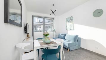 Apartment, 1 Schlafzimmer, Balkon, am Strand | 1 Schlafzimmer, individuell dekoriert, Bettwäsche