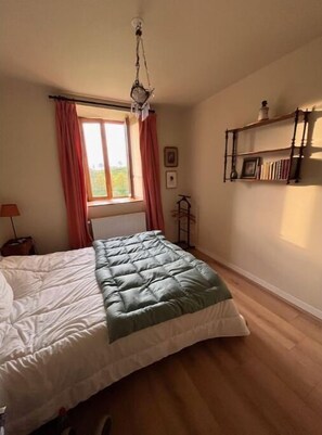4 bedrooms, iron/ironing board, free WiFi, bed sheets