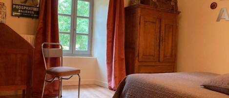 4 habitaciones, tabla de planchar con plancha y wifi gratis