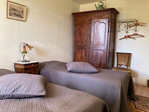 4 slaapkamers, een strijkplank/strijkijzer, gratis wifi, beddengoed