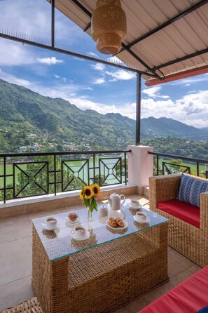 Flat-screen TV, fireplace - Shambhal House (Nainital)