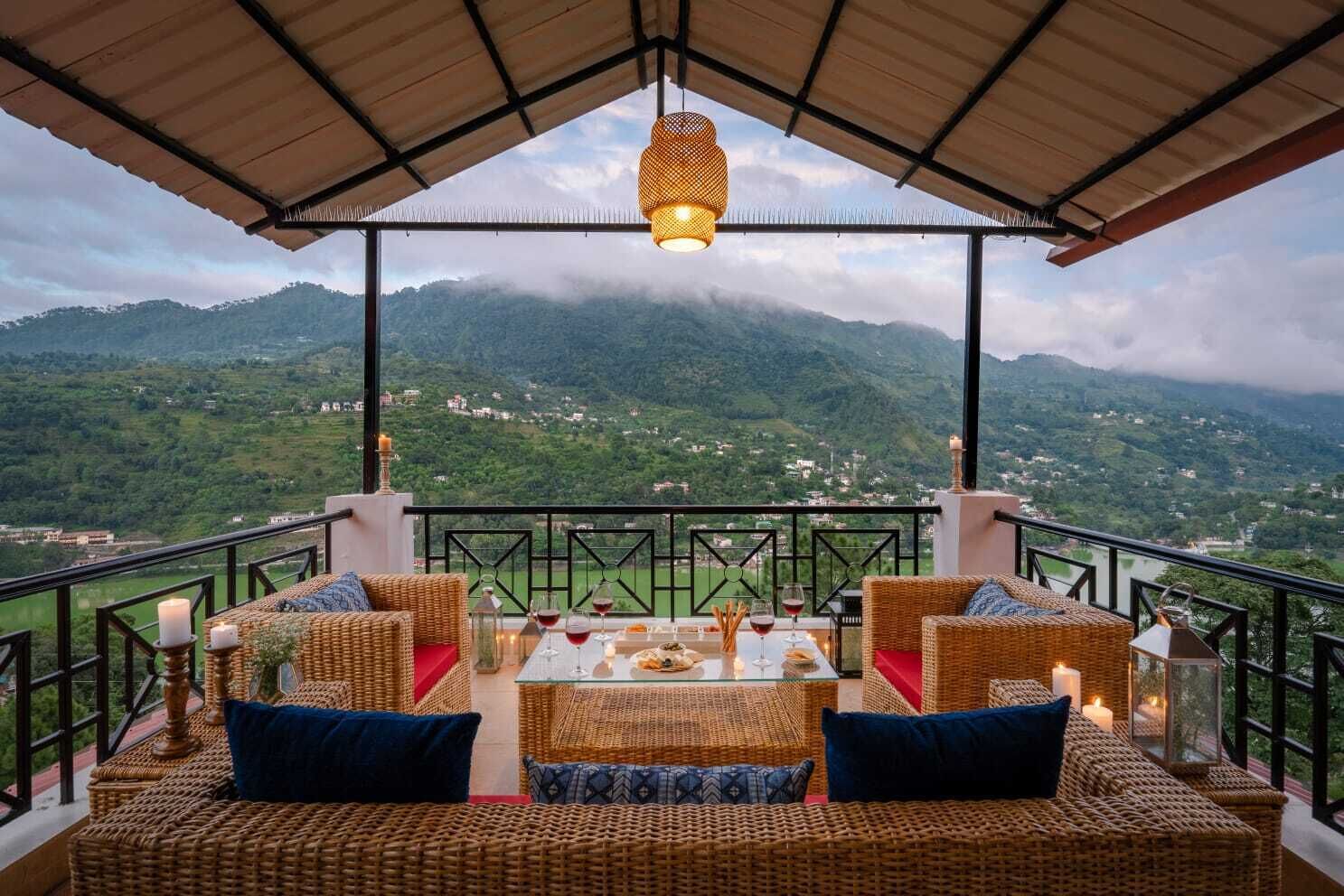 Flat-screen TV, fireplace