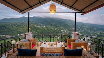 Flat-screen TV, fireplace