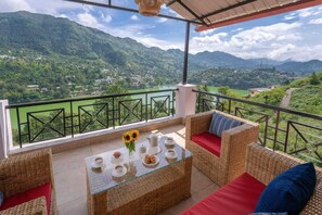 Flat-screen TV, fireplace - Shambhal House (Nainital)