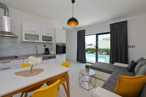 ثلاجة، فرن، موقد طهي مسطح، غسالة أطباق