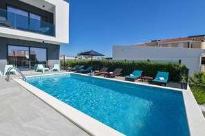 Seasonal outdoor pool, open 9:00 AM to 9:00 PM, pool umbrellas - Pool Villa Vistamar II  (Novalja)