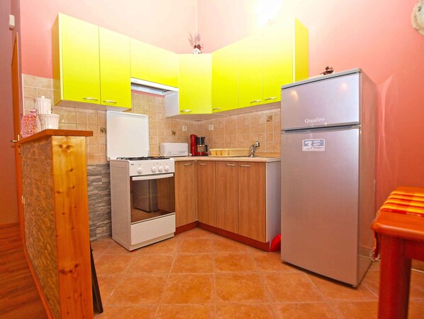 Fridge, oven, stovetop, cookware/dishes/utensils