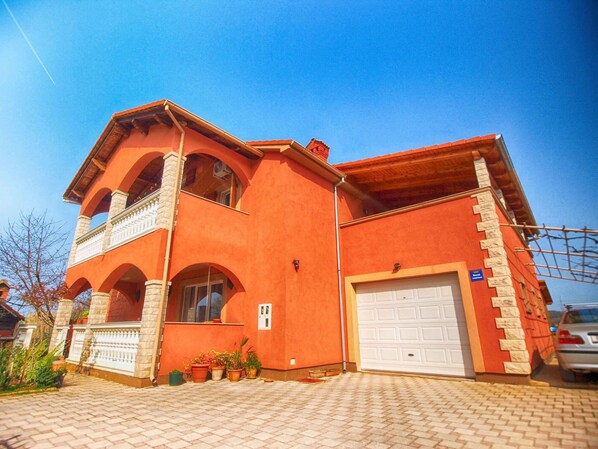 المنشأة من الخارج