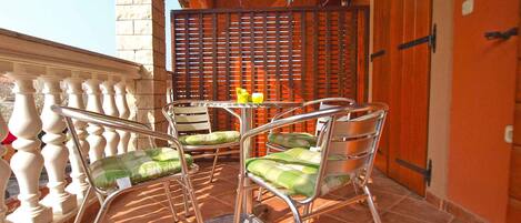 تناول الطعام بالخارج