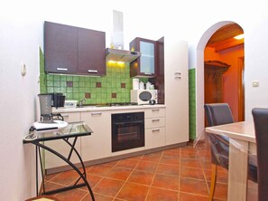 冷蔵庫、電子レンジ、オーブン、コンロ