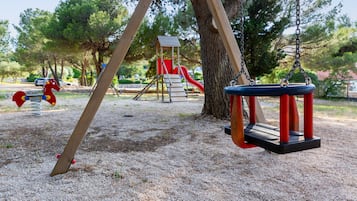 Área de juegos infantiles al aire libre