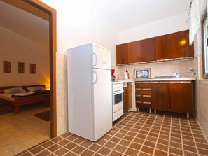 Fridge, oven, stovetop, coffee/tea maker - Holiday apartment with air conditioning (Banjole)