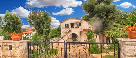 المنطقة المحيطة بالمنشأة