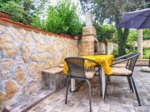 Outdoor dining - Holiday apartment with air conditioning (Banjole)