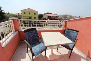 Outdoor dining - Holiday apartment with balcony and air conditioning (Rovinj)