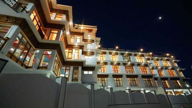 A multi-story hotel with a modern architectural design, featuring balconies and large windows. - Hotel Martsemik (Leh)