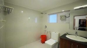 Deluxe Room | Bathroom