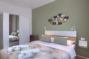 2 bedrooms, iron/ironing board, travel cot, free WiFi - Modern apartment in a peaceful part of Pula  (Pula)