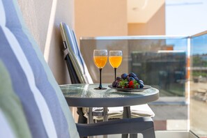 Outdoor dining - Modern apartment in a peaceful part of Pula  (Pula)