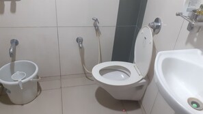 Doppelzimmer | Badezimmer | Dusche, Regendusche, kostenlose Toilettenartikel, Handtücher