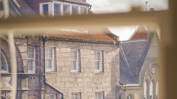 A stone building with multiple windows and a traditional roof. - Little Edge: Bright and Modern Central Apartment (Berwick-upon-Tweed)