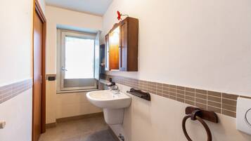Classic Apartment | Bilik Mandi | Pancuran mandi, hulu semburan mandi hujan, pengering rambut, bidet