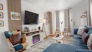 Televisie, een open haard en een kantoor