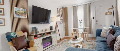 Televisión, chimenea y oficina