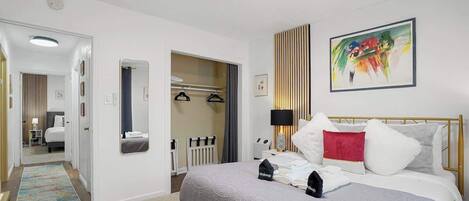 2 dormitoris, planxa i posts de planxar, wifi i roba de llit