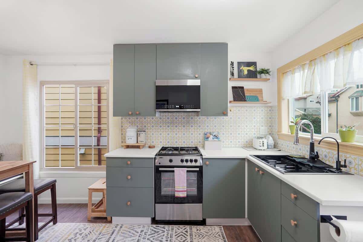 Kylskåp, mikrovågsugn, ugn och spishäll