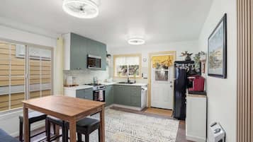 Een koelkast, een microgolfoven, een oven, een kookplaat