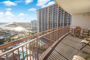 Outdoor dining - Coastal Comfort: 2BR Condo w/ Kitchen and Balcony (North Myrtle Beach)