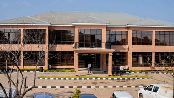 Vista frontal de la propiedad