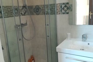 Shower, hair dryer, bidet, towels - 2 Bedroom Apartment in Matera (Matera)