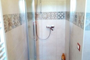 Shower, hair dryer, bidet, towels - The Residences at Ofra "Alba" (Matera)