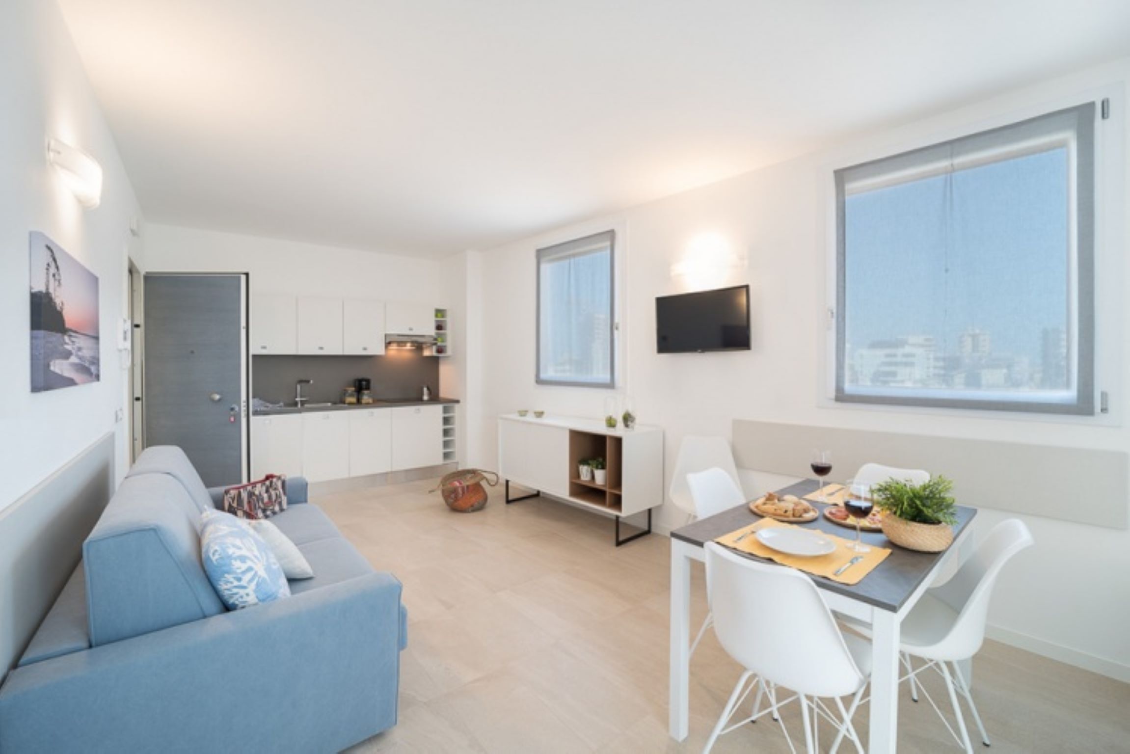Un appartement moderne comprenant une cuisine, un coin repas et un espace de vie.