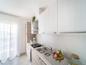 ثلاجة، ميكروويف، موقد طهي مسطح، غسالة أطباق