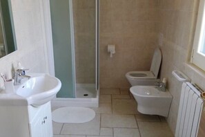 Shower, hair dryer, bidet, towels - The Residences at the Ofra "Villa" (Matera)