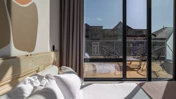 Habitación (Queen with Rooftop Terrace) | Decoración personalizada, muebles diferentes y escritorio