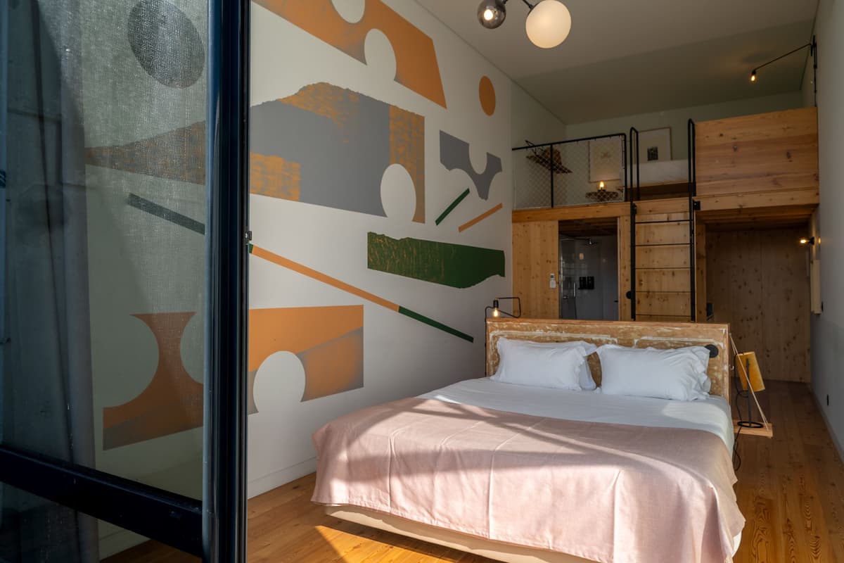 Habitación (Maisonette Loft with Rooftop Terrace) | Decoración personalizada, muebles diferentes y escritorio