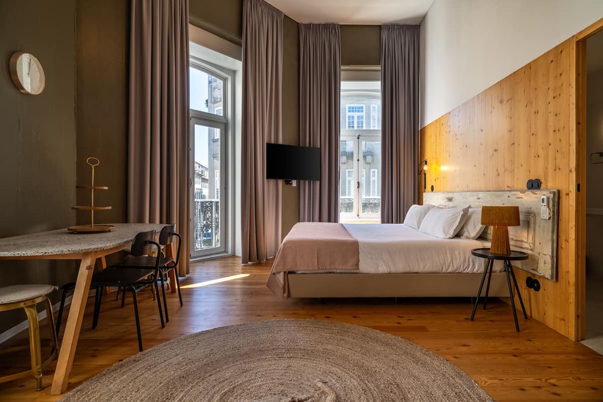 Habitación, 1 cama Queen size | Decoración personalizada, muebles diferentes y escritorio