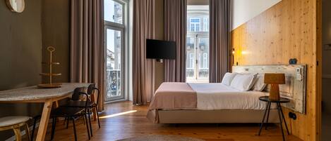 Quarto, 1 cama Queen | Individualmente decorados, individualmente mobiliados, escrivaninha