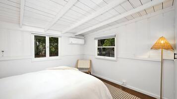 2 bedrooms, travel cot, free WiFi, bed sheets