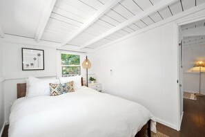 2 bedrooms, travel cot, free WiFi, bed sheets - Casita by the Waves: Coastal Comfort (Encinitas)