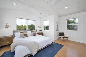 6 bedrooms, travel crib, free WiFi, bed sheets